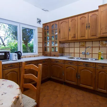 Akivillas Pera Lapis